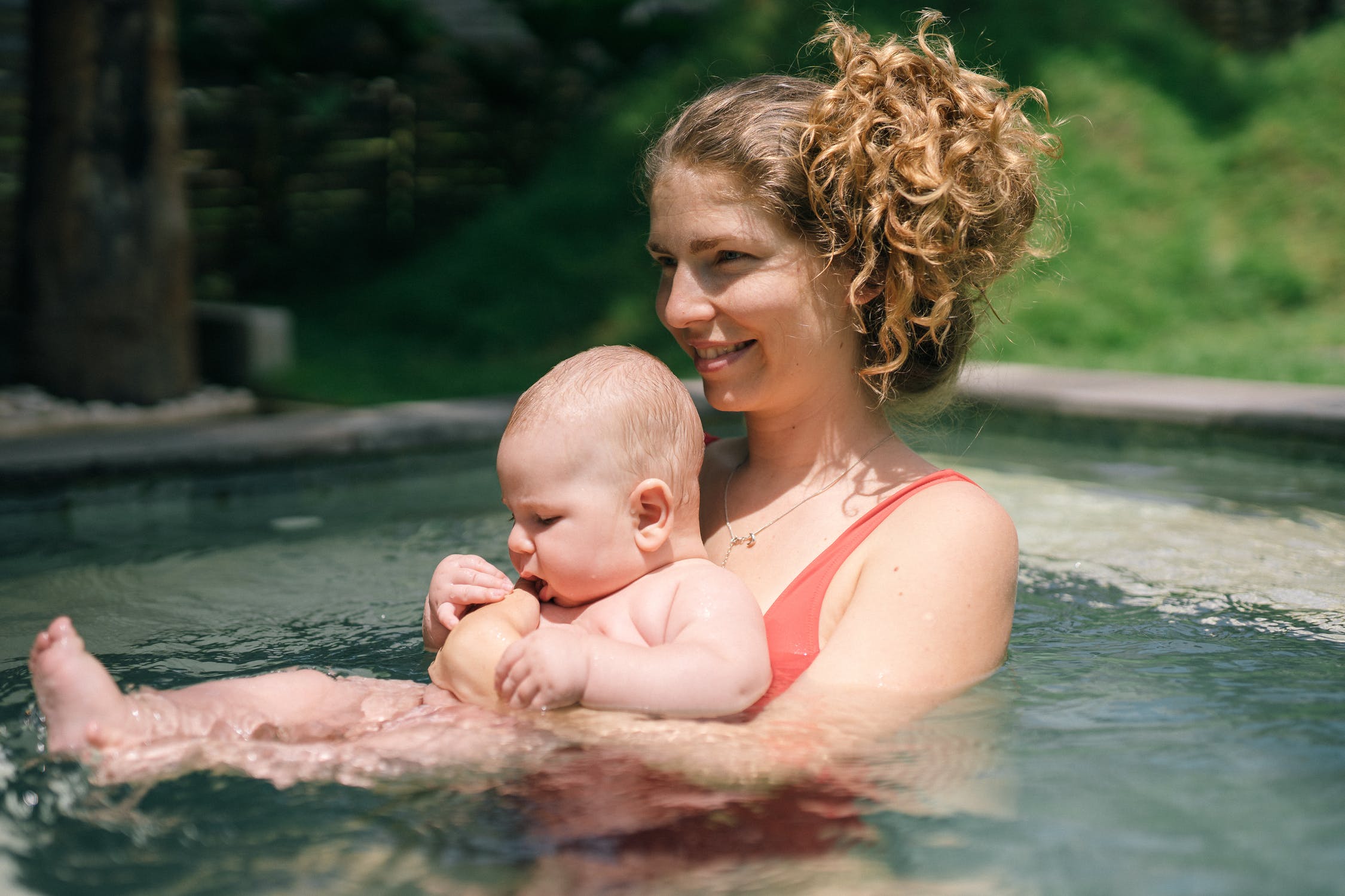 מדריכי שחיית תינוקות – מי מוסמך להעביר שיעור שחייה לפעוטות?