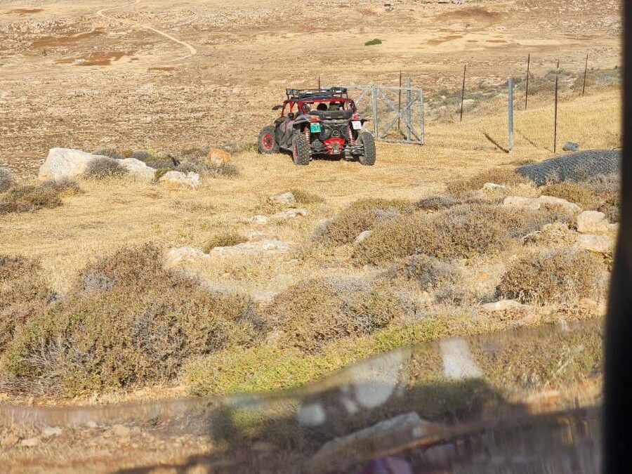 עקבות נעליים טבועות באדמת שטח בוצית לאורך שביל